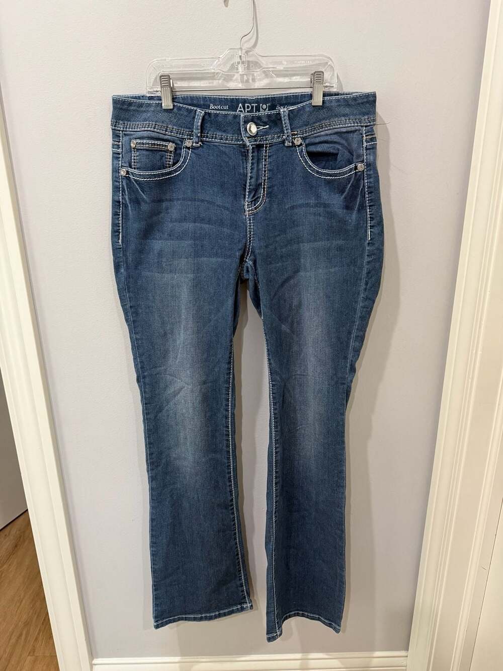 Women's Bootcut Jeans 32x30 with pocket stitching and rhinestones